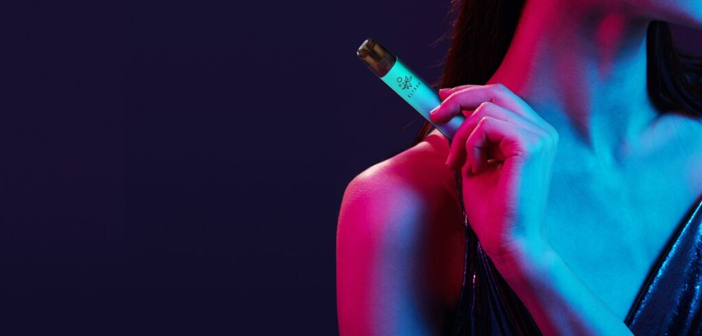 The ELF Bar Mate 500 is a re-chargeable vape pod device equipped with Elf Bar's most popular vape juice flavours in an interchangeable 2ml pod tank.